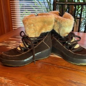 Bear traps warm and fuzzy boots. Size 6 1/2 -7 suede brown and  tan snow boots.